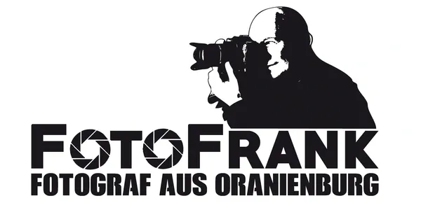 FOTOFRANK: Fotograf aus Oranienburg. Schwarzweißfoto eines Fotografen mit Kamera.